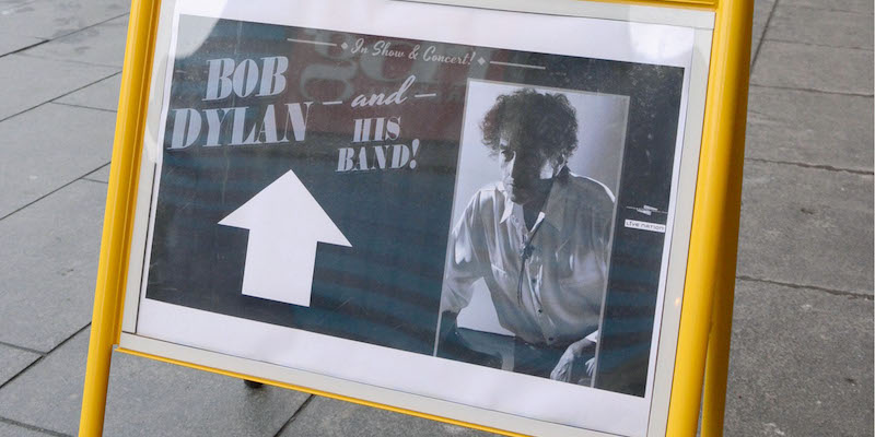 Un cartello che indica l'ingresso del centro conferenze di Stoccolma, in Svezia, dove il cantautore americano Bob Dylan ha tenuto un concerto il 1 aprile 2017, alcune ore dopo aver ricevuto il premio Nobel in un hotel (Kyodo)