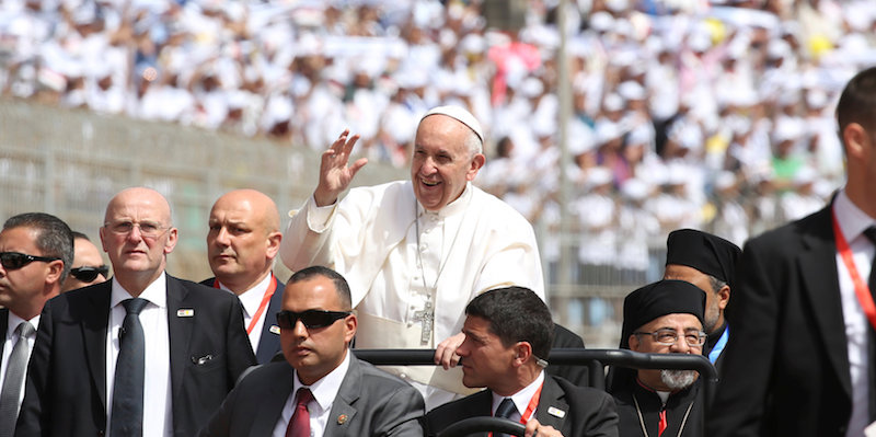 Papa Francesco arriva allo stadio internazionale del Cairo per celebrare la messa
(REUTERS/Alessandro Bianchi)