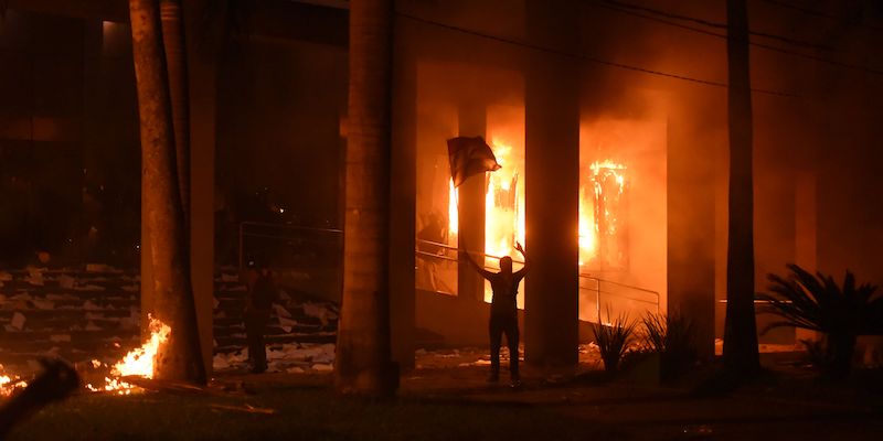 Il palazzo del parlamento del Paraguay, ad Asunción, in fiamme, il 31 marzo 2017 (NORBERTO DUARTE/AFP/Getty Images)