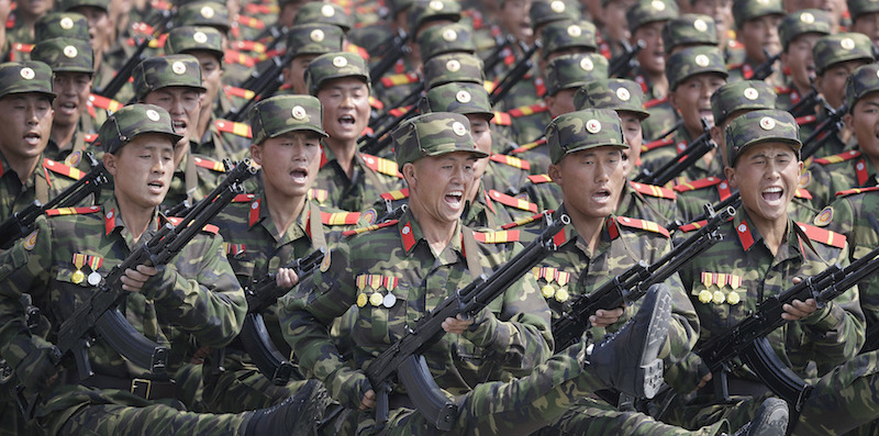 Un momento della parata militare in onore di Kim Il-sung, il 15 aprile 2017 a Pyongyang

(AP Photo/Wong Maye-E)