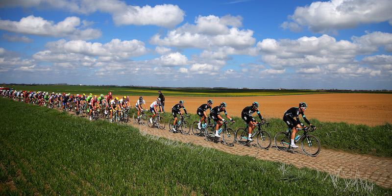 Ciclisti impegnati nella Parigi-Roubaix dell'anno scorso in un punto non precisato della Francia (Bryn Lennon/Getty Images)