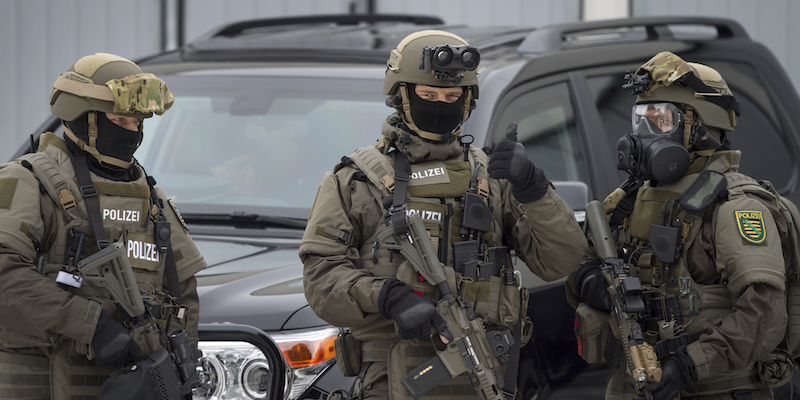 Tre agenti delle forze speciali tedesche a Dresda, in Germania (Arno Burgi/picture-alliance/dpa/AP Images