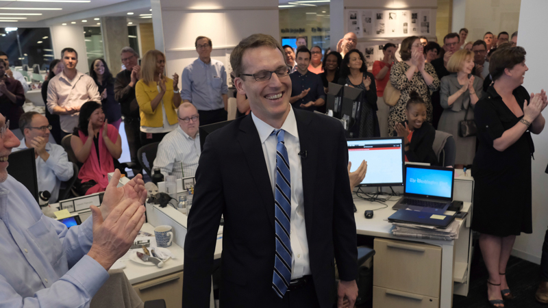 La redazione del Washington Post si congratula con David Fahrenthold, che ha vinto il Pulitzer nella categoria National Reporting. (Bonnie Jo Mount/The Washington Post via AP)