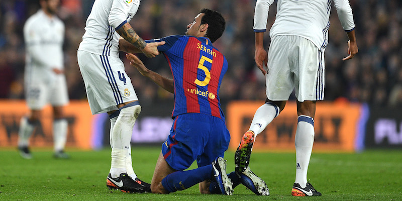 Sergio Busquets fra due giocatori del Real Madrid nella partita di andata (David Ramos/Getty Images)