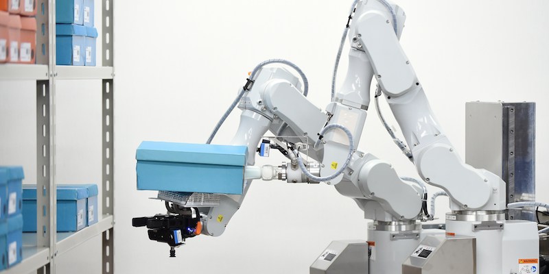 Un prototipo di robot con due bracci sviluppato da Hitachi per il lavoro nei magazzini, il 25 agosto 2015 (TORU YAMANAKA/AFP/Getty Images)