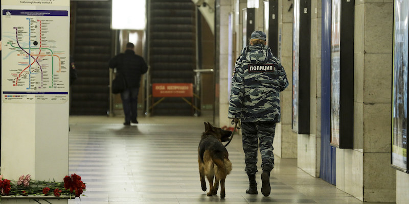 Un poliziotto nella metro di San Pietroburgo (AP Photo/Dmitri Lovetsky)