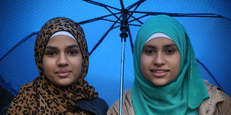 Due ragazze musulmane in una foto di archivio scattata durante la manifetsazione anititerrorismo organizzata a Roma dopo gli attentati di Parigi del 2015
(Vincenzo Livieri - LaPresse)
