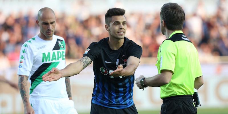 Paolo Cannavaro e Alberto Grassi discutono con l'arbitro durante Atalanta-Sassuolo (LaPresse/Mauro Locatelli)