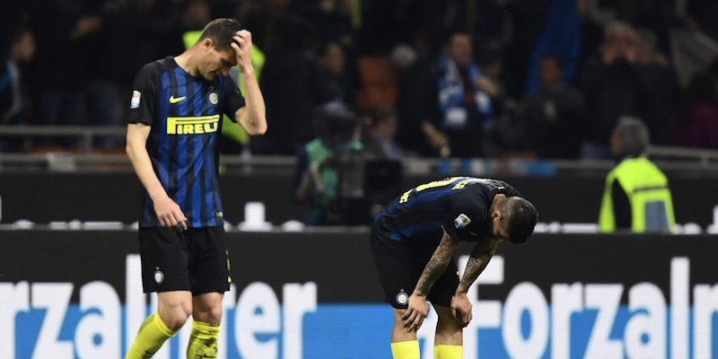 I giocatori dell'Inter al termine della partita persa in casa contro il Napoli (MIGUEL MEDINA/AFP/Getty Images)
