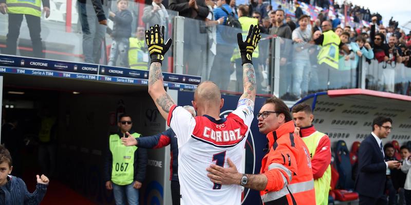Alex Cordaz, portiere del Crotone, esce dal campo dell'Ezio Scida dopo la storica vittoria contro l'Inter (LaPresse)