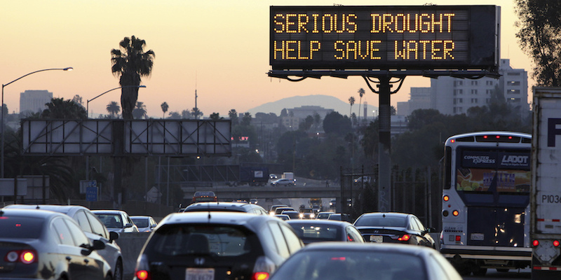 Un segnale stradale a os Angeles, il 14 febbraio 2014, che invitava i cittadini californiani a non sprecare acqua (AP Photo/Richard Vogel, File)