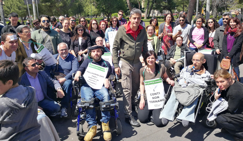 Pif assieme ad alcuni disabili che hanno partecipato alla marcia di oggi a Palermo. (ANSA / Ignazio Marchese)
