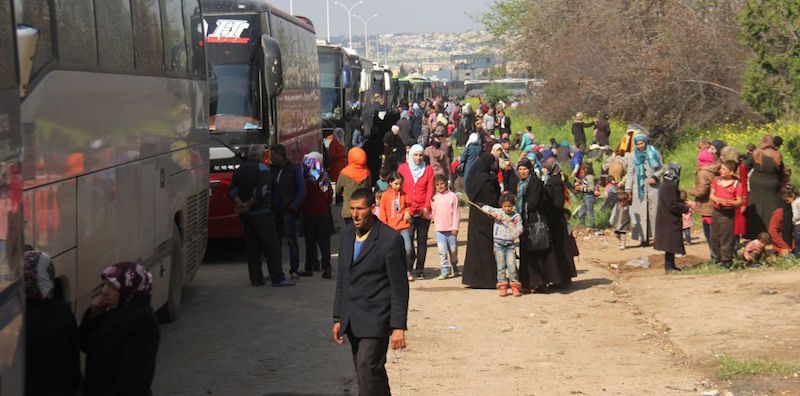 Alcuni pullman su cui avevano viaggiato i siriani sciiti di Foua e Kafraya parcheggiati a Rashideen, ad Aleppo, prima dell'esplosione del pomeriggio del 15 aprile 2017 (OMAR HAJ KADOUR/AFP/Getty Images)