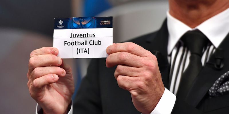 L'estrazione della Juventus nel sorteggio delle semifinali di Champions League (FABRICE COFFRINI/AFP/Getty Images)