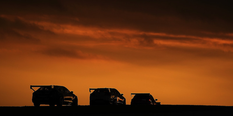 Tre auto partecipanti alla Phillip Island 500, una gara del campionato di Supercars che si è svolta nel circuito di Phillip Island, in Australia
(Daniel Kalisz/Getty Images)