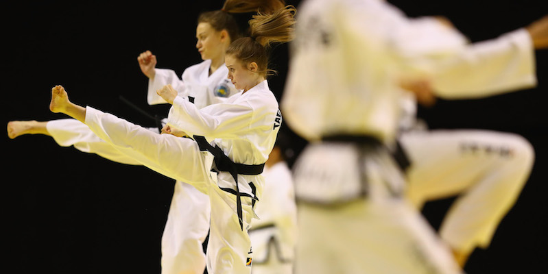 Le atlete a fuoco sono la scozzese Courtney Cummins e la ceca Lenka Hrstkova, prima del loro incontro durante i campionati europei di taekwondo all'Echo Arena di Liverpool
(Michael Steele/Getty Images)