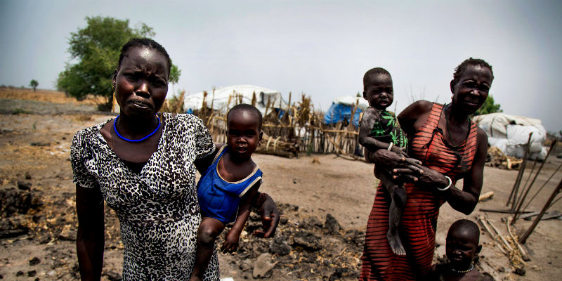 Nyakuma Tap, a sinistra, e sua sorella Nyakuoth Kuol, la cui casa a Dablual, nella contea di Mayendit in Sud Sudan, è stata distrutta da un attacco compiuto da uomini armati a ottobre (Albert Gonzalez Farran/For The Washington Post)