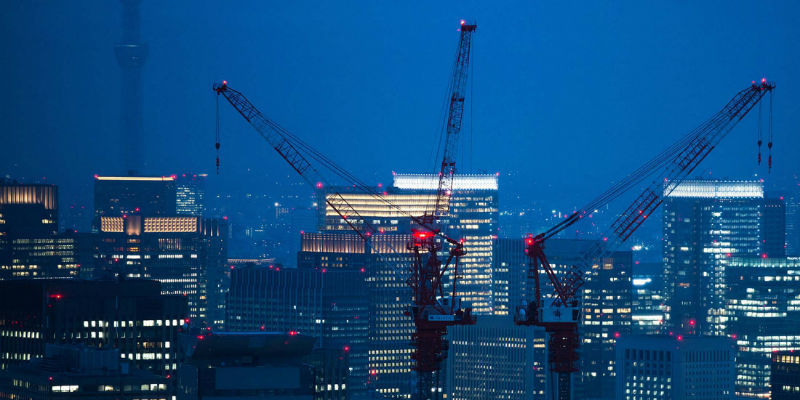 Delle gru vicino a un edificio in costruzione a Tokyo (Noriko HayashI/Bloomberg)