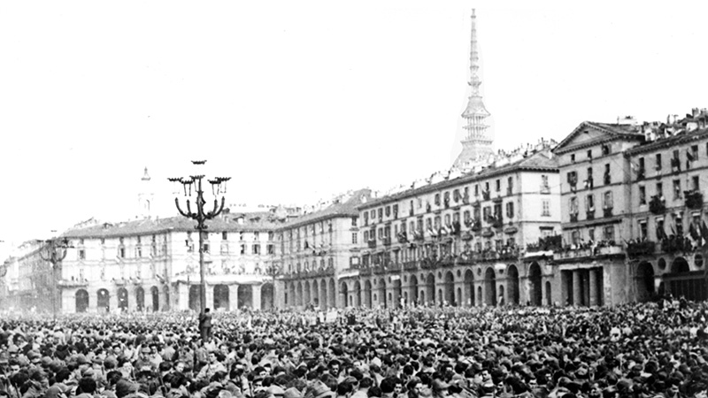 La sfilata partigiana in piazza Vittorio a Torino, il 25 aprile 1945 (Publifoto/Lapresse)