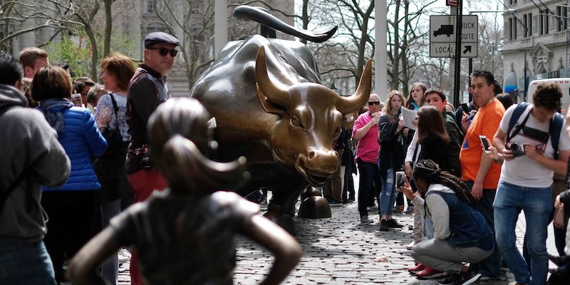 Il toro di Wall Street visto dalla prospettiva di "Fearless Girl", il 12 aprile 2017 (JEWEL SAMAD/AFP/Getty Images)