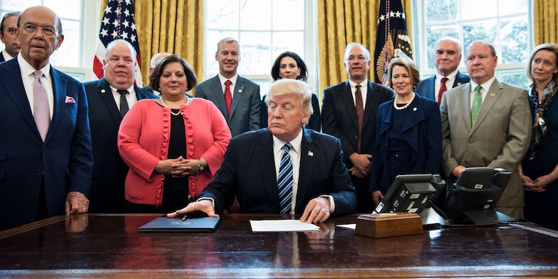 Donald Trump insieme ai suoi collaboratori nello Studio Ovale della Casa Bianca (BRENDAN SMIALOWSKI/AFP/Getty Images)
