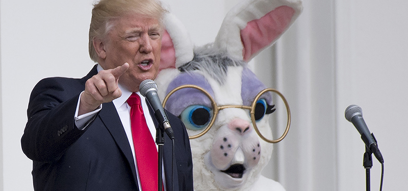 Il presidente Trump parla dal balcone della Casa Bianca, accanto al coniglio pasquale (SAUL LOEB/AFP/Getty Images)