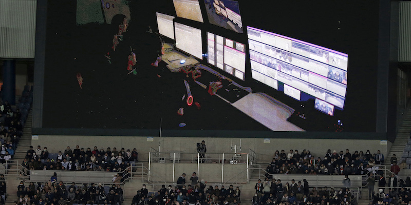 La postazione video arbitrale trasmessa da uno schermo a Yokohama, durante Real Madrid-Club America (AP Photo/Shuji Kajiyama)