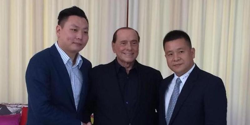 Yonghong Li, primo da destra, con Silvio Berlusconi e Han Li