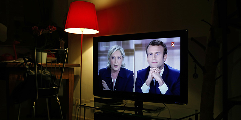Marine Le Pen e Emmanuel Macron in tv, Lione, 3 maggio 2017 (AP Photo/Laurent Cipriani)