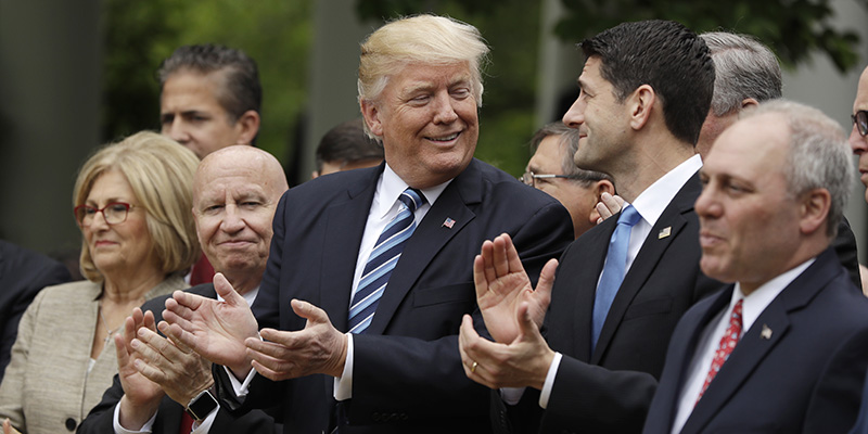 Donald Trump tra Kevin Brady e Paul Ryan nel Rose Garden della Casa Bianca, Washington, 4 maggio 2017 (AP Photo/Evan Vucci)