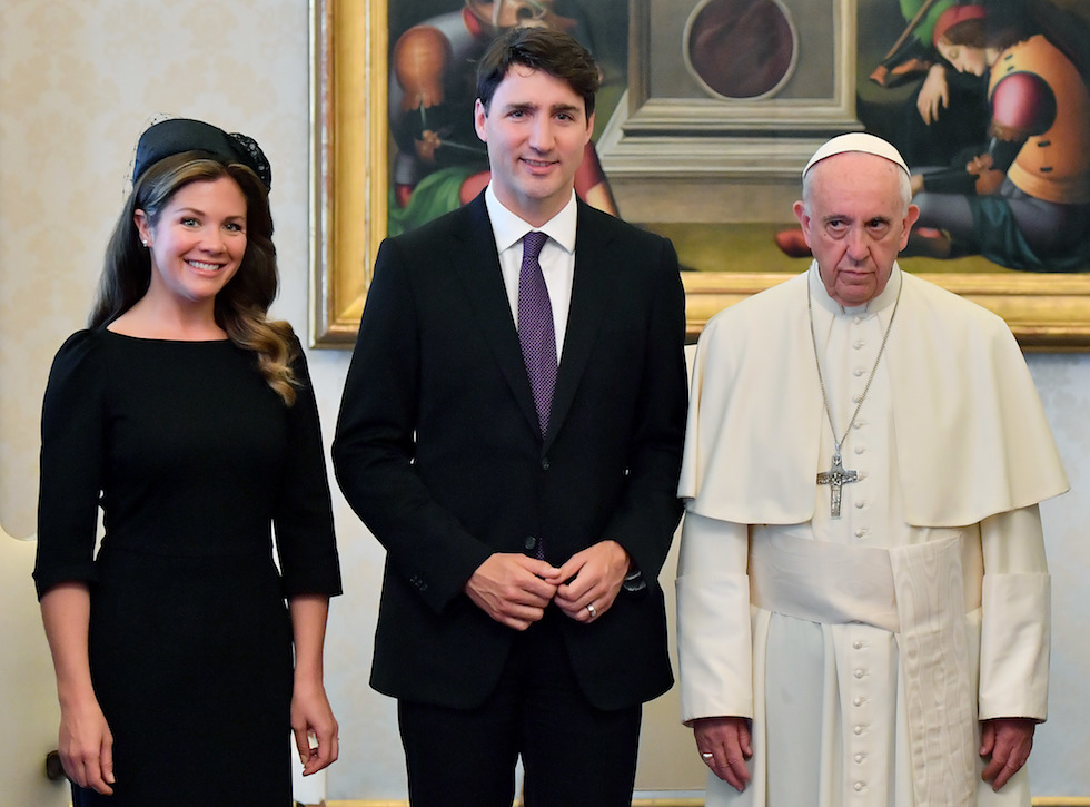 Papa Francis (R) meets with Canadian Prime Minister Justin Trudeau (C) and his wife Sophie Gregoire-Trudeau on the occasion of their private audience in Vatican City, 29 May 2017. ANSA/ETTORE FERRARI
