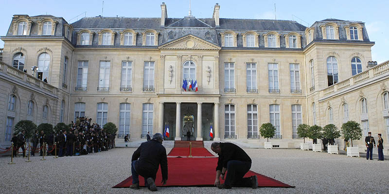 La preparazione per l'insediamento di Hollande nel 2012 al Palazzo dell'Eliseo (AP Photo/Jacques Brinon, File)