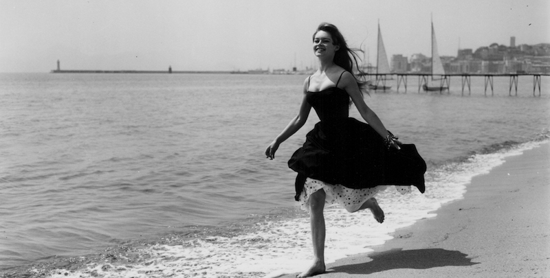 Brigitte Bardot corre a piedi nudi sul lungomare di Cannes, 28 aprile 1956 (George W. Hales/Fox Photos/Getty Images)