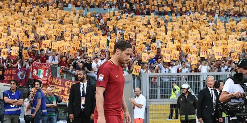 Francesco Totti durante il giro di campo al termine di Roma-Genoa (VINCENZO PINTO/AFP/Getty Images)