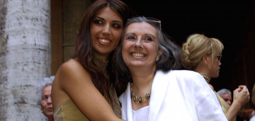 Laura Biagiotti con la figlia Lavinia dopo la presentazione della sua prima collezione, aveva 22 anni, a Roma, nep 2001
(ANSA)