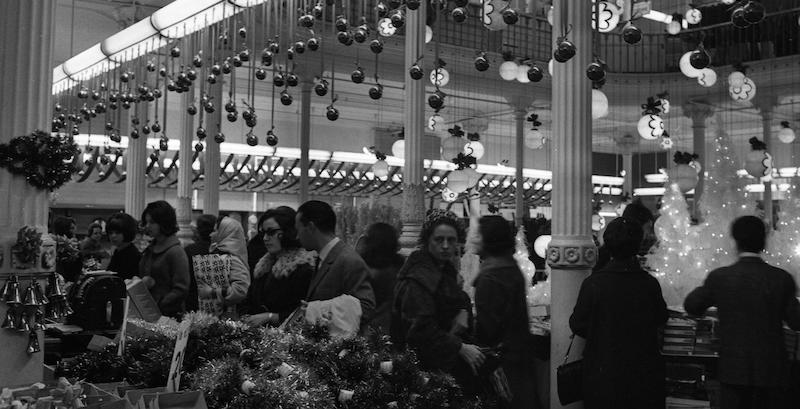 A comprare decorazioni natalizie con gli sconti alla Rinascente di Roma, nel gennaio del 1975
(ANSA/OLDPIX)
