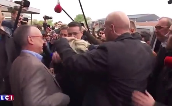 Hanno tirato un uovo in testa a Marine Le Pen