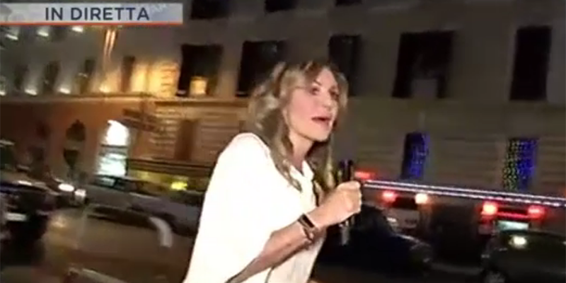Il video di Daniela Santanchè che fugge da un lancio di pietre in diretta tv