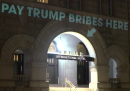 Hanno hackerato la facciata di un albergo di Trump a Washington