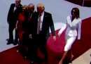 Melania Trump non vuole dare la mano a suo marito
