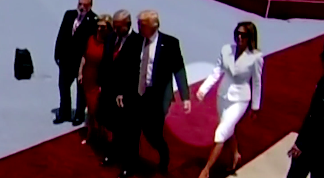 Melania Trump non vuole dare la mano a suo marito
