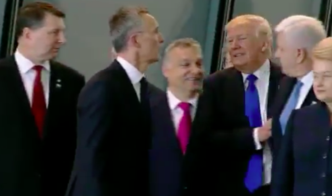 Il video di Trump che spinge via il primo ministro del Montenegro a un incontro NATO
