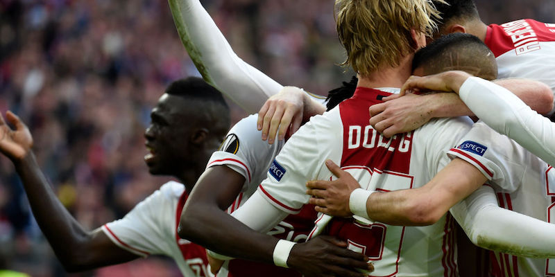 I giocatori dell'Ajax festeggiano il gol di Kasper Dolberg nella semifinale di andata di Europa League contro il Lione (JEAN-PHILIPPE KSIAZEK/AFP/Getty Images)