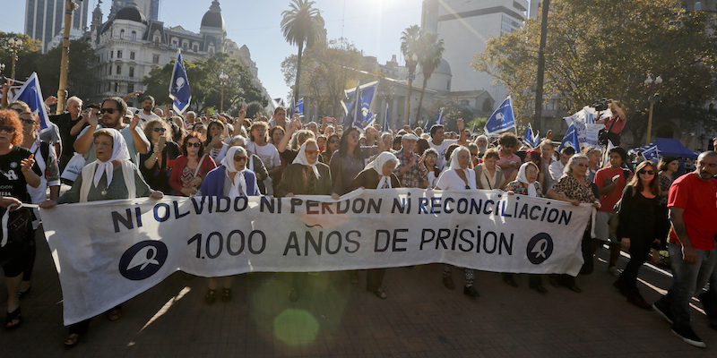 Un gruppo di donne dell'associazione Abuelas de plaza de Mayo durante una manifestazione per il rispetto dei diritti umani a Buenos Aires, in Argentina, il 4 maggio 2017; sul cartello si legge: «Non dimentichiamo, non perdoniamo, non ci riconciliamo: mille anni di prigione» (AP Photo/Victor R. Caivano)