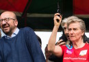 Il primo ministro belga si è danneggiato un orecchio in modo un po' inusuale