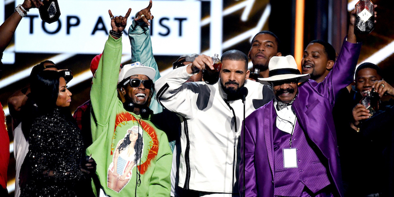 Drake ritira il premio come miglior artista, con i suoi autori, produttori e il padre Dennis Graham - Billboard Music Awards, Las Vegas, 21 maggio 2017
(Ethan Miller/Getty Images)