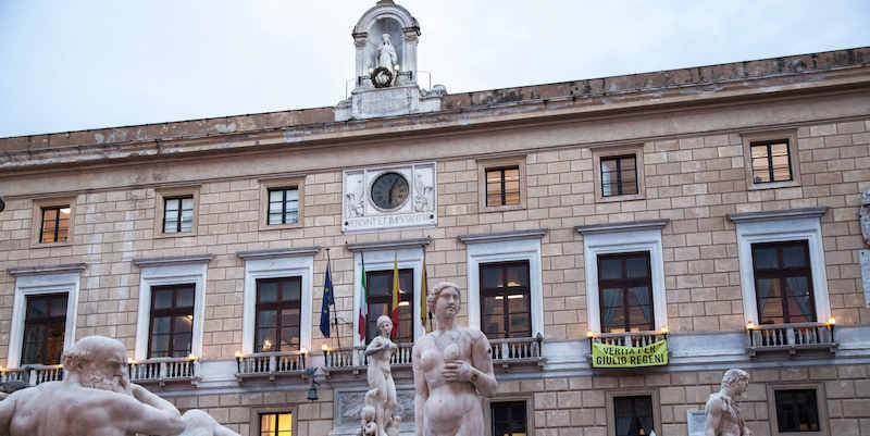 La facciata del municipio di Palermo
(Ansa)