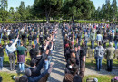 La foto dei saluti fascisti al Cimitero Maggiore di Milano