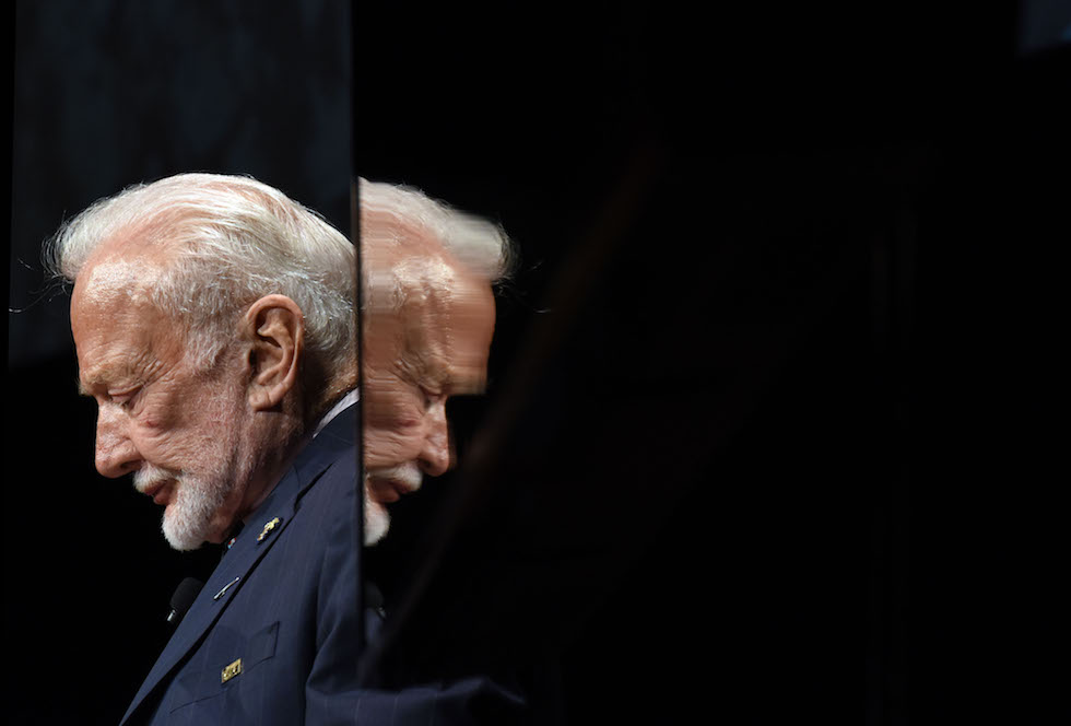 L'astronauta Buzz Aldrin (87) interviene alla conferenza "Humans 2 Mars" all'università di Washington DC, 9 maggio 2017
(Olivier Douliery/ Abaca/LaPresse)