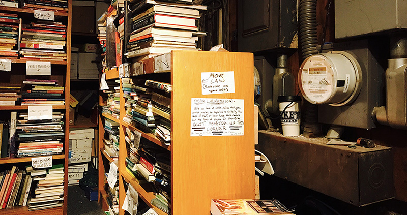 Gli scaffali del seminterrato nella libreria Capitol Hill Books a Washington (foto Il Post)